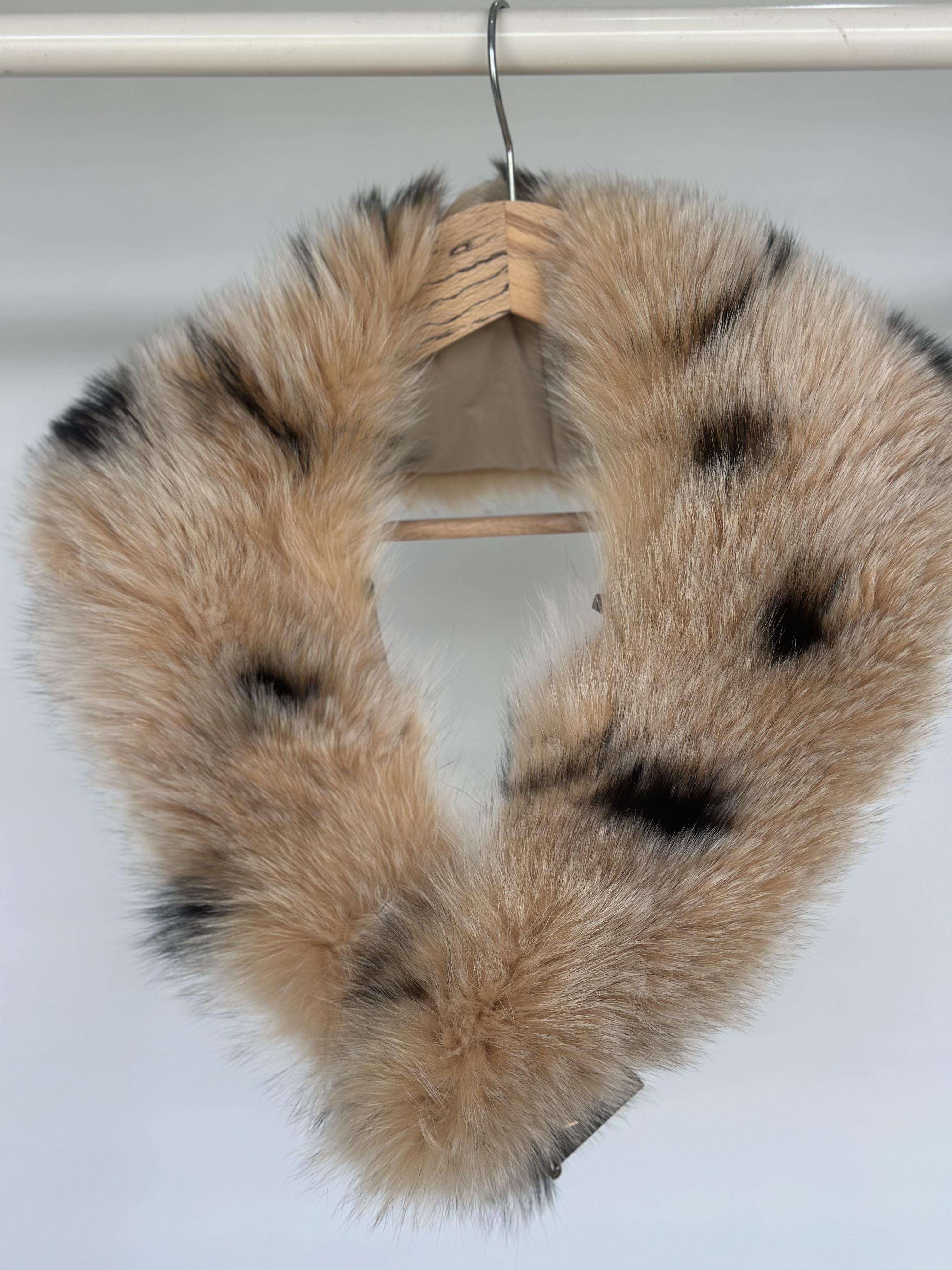 Beige Fox Fur Collar With Spotted Pattern