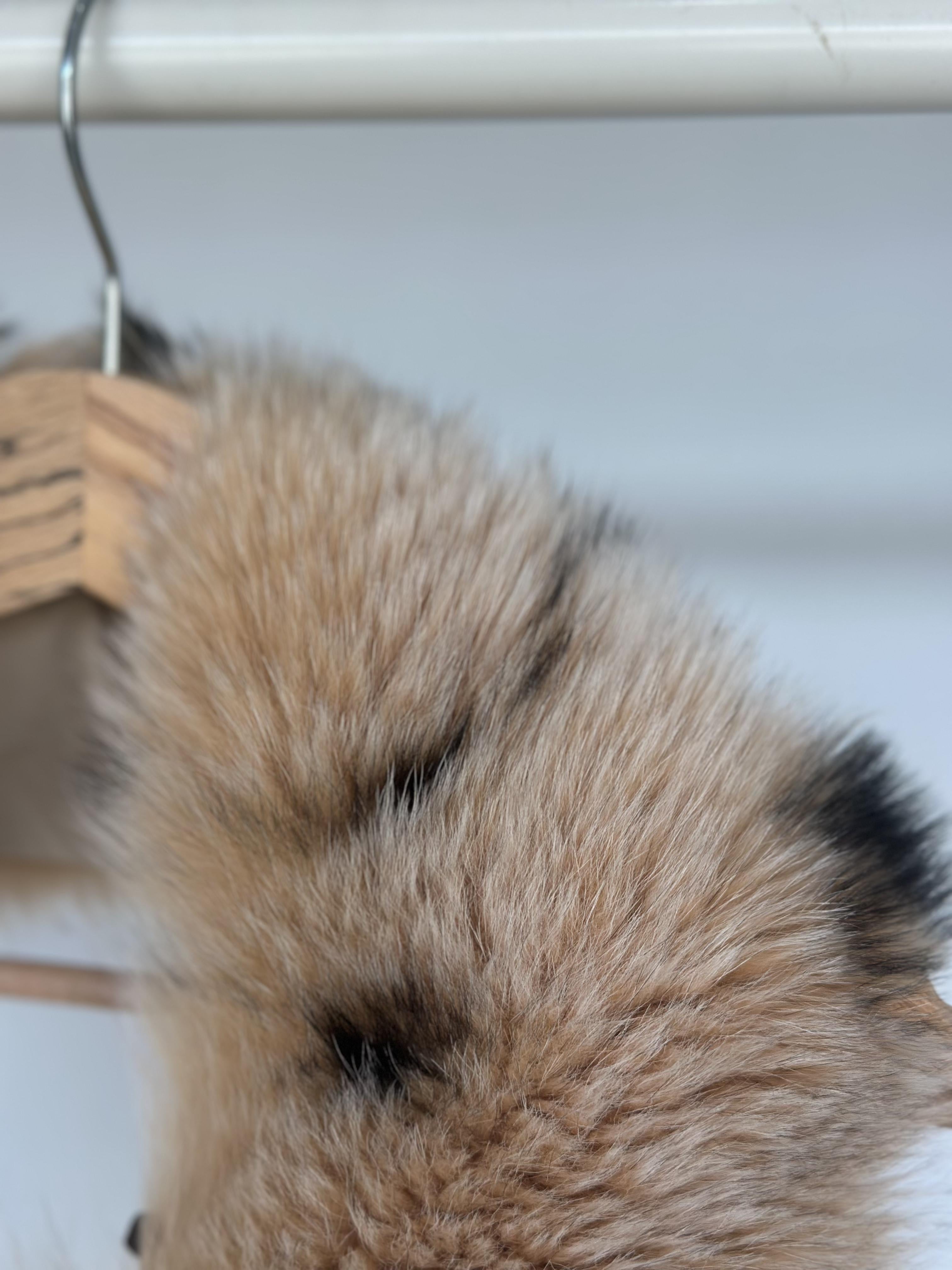 Beige Fox Fur Collar With Spotted Pattern